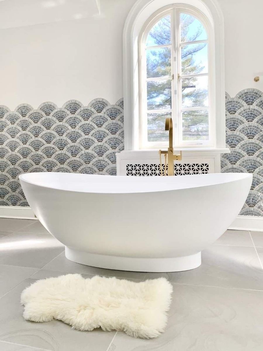 Scale pattern blue mosaic bathtub wall